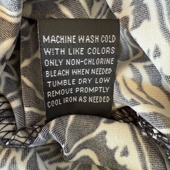 Chic Black and White Paisley Midi Dress - Picture 5 of 8